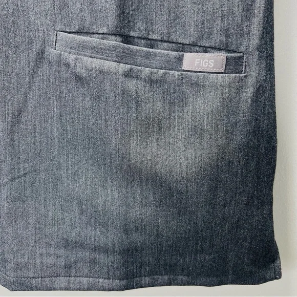FIGS Charcoal Grey Three Pocket Short Sleeve Top Size Small - Picture 5 of 9